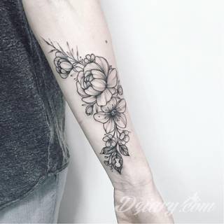 Niesamowite w swojej formie tatuaże-rękawy zajmują cała powierzchnię ramiona i przedramiona. Tworzą jednolitą zdobiącą ciało całość. Taki graficzny rękaw na skórze to tatuaż szczególnie ciekawy w przypadku aktywnych, silnych mężczyzn. 