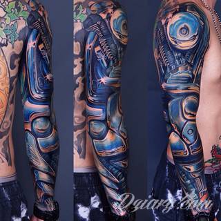 Niesamowite w swojej formie tatuaże-rękawy zajmują cała powierzchnię ramiona i przedramiona. Tworzą jednolitą zdobiącą ciało całość. Taki graficzny rękaw na skórze to tatuaż szczególnie ciekawy w przypadku aktywnych, silnych mężczyzn. 