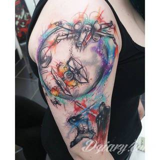 Niesamowite w swojej formie tatuaże-rękawy zajmują cała powierzchnię ramiona i przedramiona. Tworzą jednolitą zdobiącą ciało całość. Taki graficzny rękaw na skórze to tatuaż szczególnie ciekawy w przypadku aktywnych, silnych mężczyzn. 