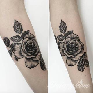 Niesamowite w swojej formie tatuaże-rękawy zajmują cała powierzchnię ramiona i przedramiona. Tworzą jednolitą zdobiącą ciało całość. Taki graficzny rękaw na skórze to tatuaż szczególnie ciekawy w przypadku aktywnych, silnych mężczyzn. 