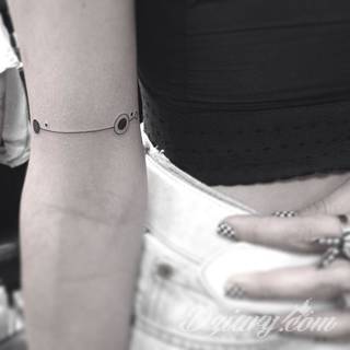 Niesamowite w swojej formie tatuaże-rękawy zajmują cała powierzchnię ramiona i przedramiona. Tworzą jednolitą zdobiącą ciało całość. Taki graficzny rękaw na skórze to tatuaż szczególnie ciekawy w przypadku aktywnych, silnych mężczyzn. 