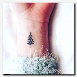 Niesamowite w swojej formie tatuaże-rękawy zajmują cała powierzchnię ramiona i przedramiona. Tworzą jednolitą zdobiącą ciało całość. Taki graficzny rękaw na skórze to tatuaż szczególnie ciekawy w przypadku aktywnych, silnych mężczyzn. 