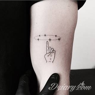 Niesamowite w swojej formie tatuaże-rękawy zajmują cała powierzchnię ramiona i przedramiona. Tworzą jednolitą zdobiącą ciało całość. Taki graficzny rękaw na skórze to tatuaż szczególnie ciekawy w przypadku aktywnych, silnych mężczyzn. 