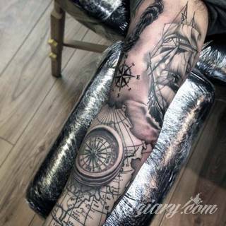 Niesamowite w swojej formie tatuaże-rękawy zajmują cała powierzchnię ramiona i przedramiona. Tworzą jednolitą zdobiącą ciało całość. Taki graficzny rękaw na skórze to tatuaż szczególnie ciekawy w przypadku aktywnych, silnych mężczyzn. 