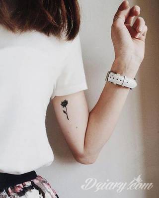 Niesamowite w swojej formie tatuaże-rękawy zajmują cała powierzchnię ramiona i przedramiona. Tworzą jednolitą zdobiącą ciało całość. Taki graficzny rękaw na skórze to tatuaż szczególnie ciekawy w przypadku aktywnych, silnych mężczyzn. 