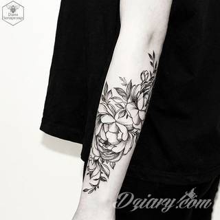 Niesamowite w swojej formie tatuaże-rękawy zajmują cała powierzchnię ramiona i przedramiona. Tworzą jednolitą zdobiącą ciało całość. Taki graficzny rękaw na skórze to tatuaż szczególnie ciekawy w przypadku aktywnych, silnych mężczyzn. 