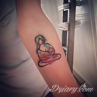 Niesamowite w swojej formie tatuaże-rękawy zajmują cała powierzchnię ramiona i przedramiona. Tworzą jednolitą zdobiącą ciało całość. Taki graficzny rękaw na skórze to tatuaż szczególnie ciekawy w przypadku aktywnych, silnych mężczyzn. 