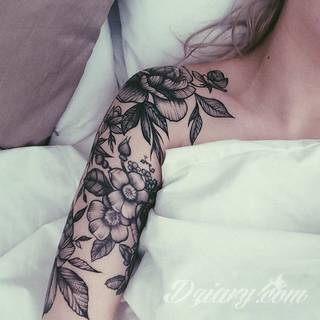 Niesamowite w swojej formie tatuaże-rękawy zajmują cała powierzchnię ramiona i przedramiona. Tworzą jednolitą zdobiącą ciało całość. Taki graficzny rękaw na skórze to tatuaż szczególnie ciekawy w przypadku aktywnych, silnych mężczyzn. 