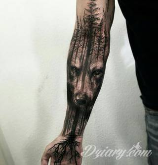 Niesamowite w swojej formie tatuaże-rękawy zajmują cała powierzchnię ramiona i przedramiona. Tworzą jednolitą zdobiącą ciało całość. Taki graficzny rękaw na skórze to tatuaż szczególnie ciekawy w przypadku aktywnych, silnych mężczyzn. 