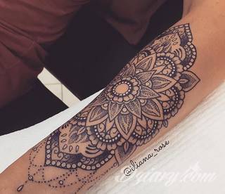 Niesamowite w swojej formie tatuaże-rękawy zajmują cała powierzchnię ramiona i przedramiona. Tworzą jednolitą zdobiącą ciało całość. Taki graficzny rękaw na skórze to tatuaż szczególnie ciekawy w przypadku aktywnych, silnych mężczyzn. 