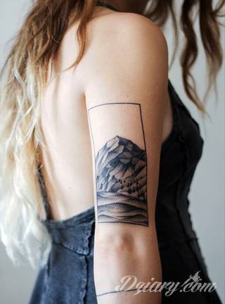 Niesamowite w swojej formie tatuaże-rękawy zajmują cała powierzchnię ramiona i przedramiona. Tworzą jednolitą zdobiącą ciało całość. Taki graficzny rękaw na skórze to tatuaż szczególnie ciekawy w przypadku aktywnych, silnych mężczyzn. 