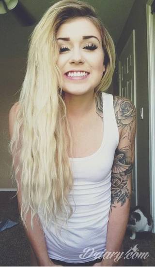 Niesamowite w swojej formie tatuaże-rękawy zajmują cała powierzchnię ramiona i przedramiona. Tworzą jednolitą zdobiącą ciało całość. Taki graficzny rękaw na skórze to tatuaż szczególnie ciekawy w przypadku aktywnych, silnych mężczyzn. 