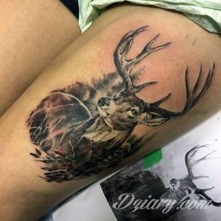 Niesamowite w swojej formie tatuaże-rękawy zajmują cała powierzchnię ramiona i przedramiona. Tworzą jednolitą zdobiącą ciało całość. Taki graficzny rękaw na skórze to tatuaż szczególnie ciekawy w przypadku aktywnych, silnych mężczyzn. 