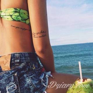 Niesamowite w swojej formie tatuaże-rękawy zajmują cała powierzchnię ramiona i przedramiona. Tworzą jednolitą zdobiącą ciało całość. Taki graficzny rękaw na skórze to tatuaż szczególnie ciekawy w przypadku aktywnych, silnych mężczyzn. 