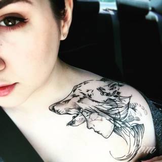 Niesamowite w swojej formie tatuaże-rękawy zajmują cała powierzchnię ramiona i przedramiona. Tworzą jednolitą zdobiącą ciało całość. Taki graficzny rękaw na skórze to tatuaż szczególnie ciekawy w przypadku aktywnych, silnych mężczyzn. 