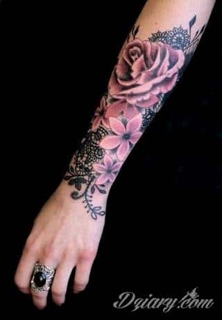 Niesamowite w swojej formie tatuaże-rękawy zajmują cała powierzchnię ramiona i przedramiona. Tworzą jednolitą zdobiącą ciało całość. Taki graficzny rękaw na skórze to tatuaż szczególnie ciekawy w przypadku aktywnych, silnych mężczyzn. 