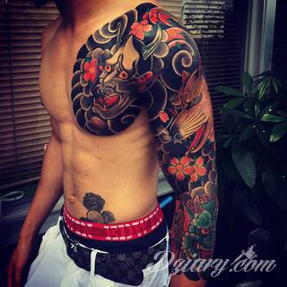 Niesamowite w swojej formie tatuaże-rękawy zajmują cała powierzchnię ramiona i przedramiona. Tworzą jednolitą zdobiącą ciało całość. Taki graficzny rękaw na skórze to tatuaż szczególnie ciekawy w przypadku aktywnych, silnych mężczyzn. 