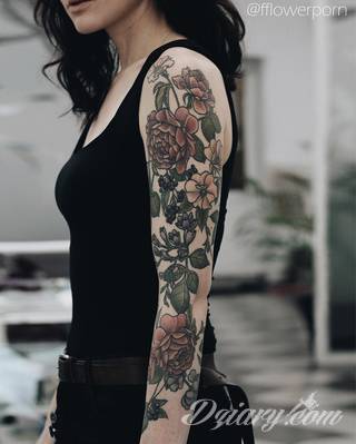 Niesamowite w swojej formie tatuaże-rękawy zajmują cała powierzchnię ramiona i przedramiona. Tworzą jednolitą zdobiącą ciało całość. Taki graficzny rękaw na skórze to tatuaż szczególnie ciekawy w przypadku aktywnych, silnych mężczyzn. 