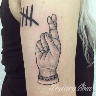 Niesamowite w swojej formie tatuaże-rękawy zajmują cała powierzchnię ramiona i przedramiona. Tworzą jednolitą zdobiącą ciało całość. Taki graficzny rękaw na skórze to tatuaż szczególnie ciekawy w przypadku aktywnych, silnych mężczyzn. 