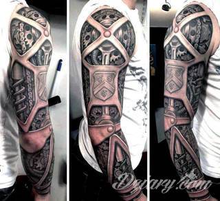 Niesamowite w swojej formie tatuaże-rękawy zajmują cała powierzchnię ramiona i przedramiona. Tworzą jednolitą zdobiącą ciało całość. Taki graficzny rękaw na skórze to tatuaż szczególnie ciekawy w przypadku aktywnych, silnych mężczyzn. 