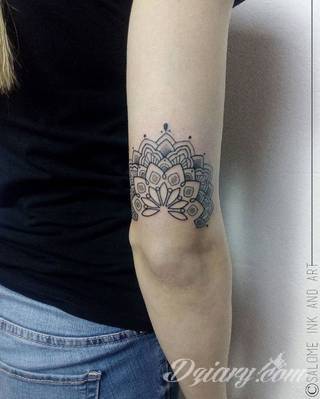 Niesamowite w swojej formie tatuaże-rękawy zajmują cała powierzchnię ramiona i przedramiona. Tworzą jednolitą zdobiącą ciało całość. Taki graficzny rękaw na skórze to tatuaż szczególnie ciekawy w przypadku aktywnych, silnych mężczyzn. 