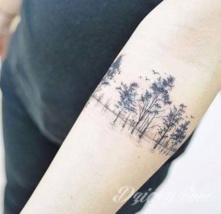 Niesamowite w swojej formie tatuaże-rękawy zajmują cała powierzchnię ramiona i przedramiona. Tworzą jednolitą zdobiącą ciało całość. Taki graficzny rękaw na skórze to tatuaż szczególnie ciekawy w przypadku aktywnych, silnych mężczyzn. 