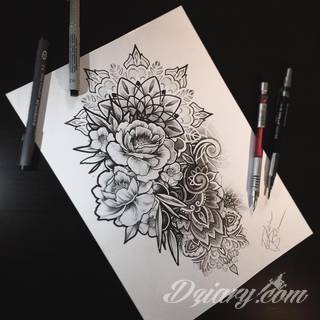 Niesamowite w swojej formie tatuaże-rękawy zajmują cała powierzchnię ramiona i przedramiona. Tworzą jednolitą zdobiącą ciało całość. Taki graficzny rękaw na skórze to tatuaż szczególnie ciekawy w przypadku aktywnych, silnych mężczyzn. 