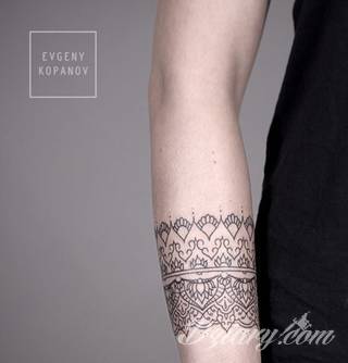 Niesamowite w swojej formie tatuaże-rękawy zajmują cała powierzchnię ramiona i przedramiona. Tworzą jednolitą zdobiącą ciało całość. Taki graficzny rękaw na skórze to tatuaż szczególnie ciekawy w przypadku aktywnych, silnych mężczyzn. 