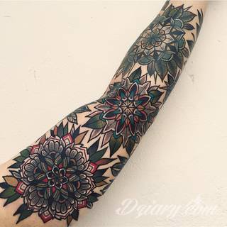 Niesamowite w swojej formie tatuaże-rękawy zajmują cała powierzchnię ramiona i przedramiona. Tworzą jednolitą zdobiącą ciało całość. Taki graficzny rękaw na skórze to tatuaż szczególnie ciekawy w przypadku aktywnych, silnych mężczyzn. 