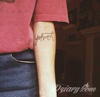 Niesamowite w swojej formie tatuaże-rękawy zajmują cała powierzchnię ramiona i przedramiona. Tworzą jednolitą zdobiącą ciało całość. Taki graficzny rękaw na skórze to tatuaż szczególnie ciekawy w przypadku aktywnych, silnych mężczyzn. 