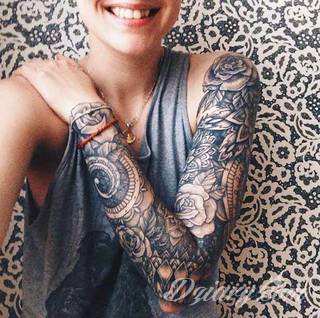 Niesamowite w swojej formie tatuaże-rękawy zajmują cała powierzchnię ramiona i przedramiona. Tworzą jednolitą zdobiącą ciało całość. Taki graficzny rękaw na skórze to tatuaż szczególnie ciekawy w przypadku aktywnych, silnych mężczyzn. 