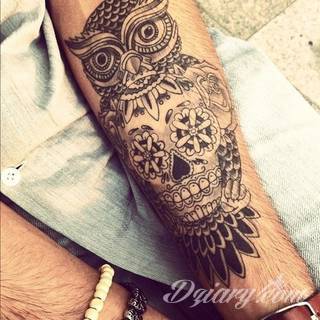 Niesamowite w swojej formie tatuaże-rękawy zajmują cała powierzchnię ramiona i przedramiona. Tworzą jednolitą zdobiącą ciało całość. Taki graficzny rękaw na skórze to tatuaż szczególnie ciekawy w przypadku aktywnych, silnych mężczyzn. 