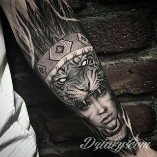 Niesamowite w swojej formie tatuaże-rękawy zajmują cała powierzchnię ramiona i przedramiona. Tworzą jednolitą zdobiącą ciało całość. Taki graficzny rękaw na skórze to tatuaż szczególnie ciekawy w przypadku aktywnych, silnych mężczyzn. 