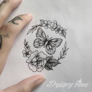 Niesamowite w swojej formie tatuaże-rękawy zajmują cała powierzchnię ramiona i przedramiona. Tworzą jednolitą zdobiącą ciało całość. Taki graficzny rękaw na skórze to tatuaż szczególnie ciekawy w przypadku aktywnych, silnych mężczyzn. 