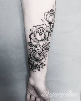 Niesamowite w swojej formie tatuaże-rękawy zajmują cała powierzchnię ramiona i przedramiona. Tworzą jednolitą zdobiącą ciało całość. Taki graficzny rękaw na skórze to tatuaż szczególnie ciekawy w przypadku aktywnych, silnych mężczyzn. 