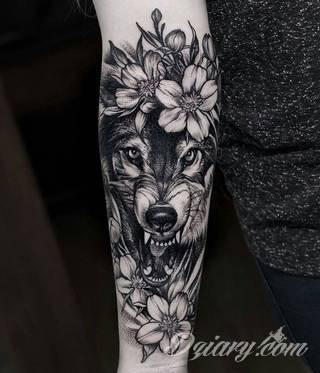 Niesamowite w swojej formie tatuaże-rękawy zajmują cała powierzchnię ramiona i przedramiona. Tworzą jednolitą zdobiącą ciało całość. Taki graficzny rękaw na skórze to tatuaż szczególnie ciekawy w przypadku aktywnych, silnych mężczyzn. 