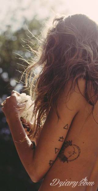 Niesamowite w swojej formie tatuaże-rękawy zajmują cała powierzchnię ramiona i przedramiona. Tworzą jednolitą zdobiącą ciało całość. Taki graficzny rękaw na skórze to tatuaż szczególnie ciekawy w przypadku aktywnych, silnych mężczyzn. 