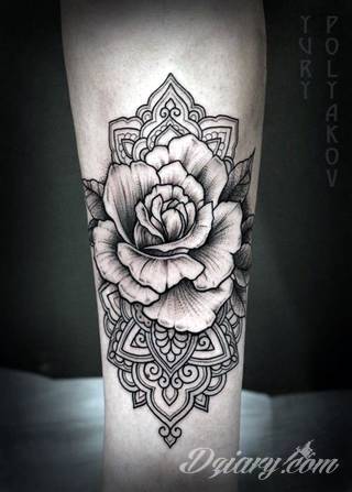 Niesamowite w swojej formie tatuaże-rękawy zajmują cała powierzchnię ramiona i przedramiona. Tworzą jednolitą zdobiącą ciało całość. Taki graficzny rękaw na skórze to tatuaż szczególnie ciekawy w przypadku aktywnych, silnych mężczyzn. 