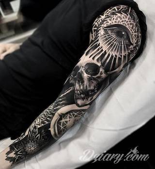 Niesamowite w swojej formie tatuaże-rękawy zajmują cała powierzchnię ramiona i przedramiona. Tworzą jednolitą zdobiącą ciało całość. Taki graficzny rękaw na skórze to tatuaż szczególnie ciekawy w przypadku aktywnych, silnych mężczyzn. 