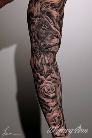 Niesamowite w swojej formie tatuaże-rękawy zajmują cała powierzchnię ramiona i przedramiona. Tworzą jednolitą zdobiącą ciało całość. Taki graficzny rękaw na skórze to tatuaż szczególnie ciekawy w przypadku aktywnych, silnych mężczyzn. 