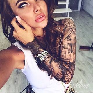 Niesamowite w swojej formie tatuaże-rękawy zajmują cała powierzchnię ramiona i przedramiona. Tworzą jednolitą zdobiącą ciało całość. Taki graficzny rękaw na skórze to tatuaż szczególnie ciekawy w przypadku aktywnych, silnych mężczyzn. 