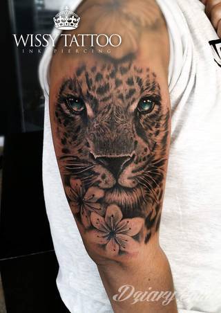 Niesamowite w swojej formie tatuaże-rękawy zajmują cała powierzchnię ramiona i przedramiona. Tworzą jednolitą zdobiącą ciało całość. Taki graficzny rękaw na skórze to tatuaż szczególnie ciekawy w przypadku aktywnych, silnych mężczyzn. 