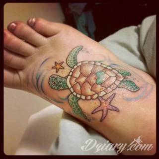 Niesamowite w swojej formie tatuaże-rękawy zajmują cała powierzchnię ramiona i przedramiona. Tworzą jednolitą zdobiącą ciało całość. Taki graficzny rękaw na skórze to tatuaż szczególnie ciekawy w przypadku aktywnych, silnych mężczyzn. 