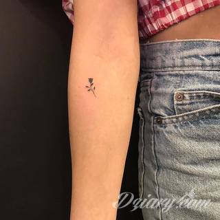 Niesamowite w swojej formie tatuaże-rękawy zajmują cała powierzchnię ramiona i przedramiona. Tworzą jednolitą zdobiącą ciało całość. Taki graficzny rękaw na skórze to tatuaż szczególnie ciekawy w przypadku aktywnych, silnych mężczyzn. 