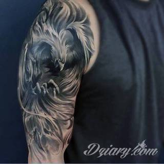 Niesamowite w swojej formie tatuaże-rękawy zajmują cała powierzchnię ramiona i przedramiona. Tworzą jednolitą zdobiącą ciało całość. Taki graficzny rękaw na skórze to tatuaż szczególnie ciekawy w przypadku aktywnych, silnych mężczyzn. 