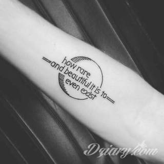 Niesamowite w swojej formie tatuaże-rękawy zajmują cała powierzchnię ramiona i przedramiona. Tworzą jednolitą zdobiącą ciało całość. Taki graficzny rękaw na skórze to tatuaż szczególnie ciekawy w przypadku aktywnych, silnych mężczyzn. 