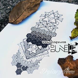 Niesamowite w swojej formie tatuaże-rękawy zajmują cała powierzchnię ramiona i przedramiona. Tworzą jednolitą zdobiącą ciało całość. Taki graficzny rękaw na skórze to tatuaż szczególnie ciekawy w przypadku aktywnych, silnych mężczyzn. 