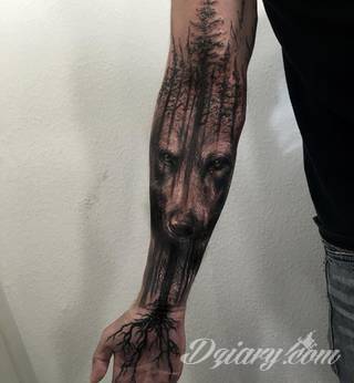 Niesamowite w swojej formie tatuaże-rękawy zajmują cała powierzchnię ramiona i przedramiona. Tworzą jednolitą zdobiącą ciało całość. Taki graficzny rękaw na skórze to tatuaż szczególnie ciekawy w przypadku aktywnych, silnych mężczyzn. 