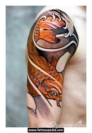 Niesamowite w swojej formie tatuaże-rękawy zajmują cała powierzchnię ramiona i przedramiona. Tworzą jednolitą zdobiącą ciało całość. Taki graficzny rękaw na skórze to tatuaż szczególnie ciekawy w przypadku aktywnych, silnych mężczyzn. 