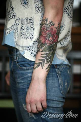 Niesamowite w swojej formie tatuaże-rękawy zajmują cała powierzchnię ramiona i przedramiona. Tworzą jednolitą zdobiącą ciało całość. Taki graficzny rękaw na skórze to tatuaż szczególnie ciekawy w przypadku aktywnych, silnych mężczyzn. 